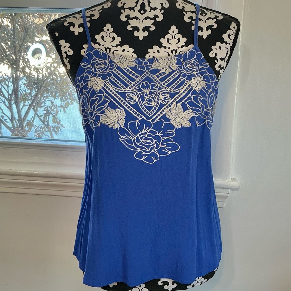 Love on a Hanger Blue Embroidered Camisole Tank Top Size Large EUC